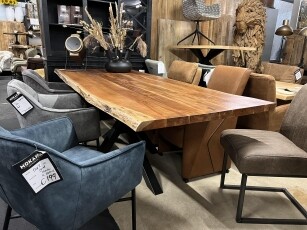 Boomstam eettafel Living edge van Live edge massief acasia