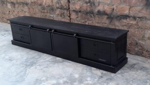 Industrieel tv-meubel mangohout zwart met schuifdeuren.