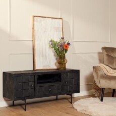 Tv-meubel Brandy Black gemaakt van mangohout met ingesneden blokken patroon.