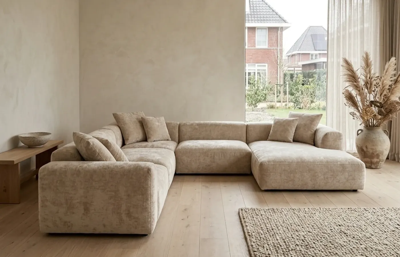 Beige elementenbank Body van Primavera in een lichte woonkamer met een grote raampartij