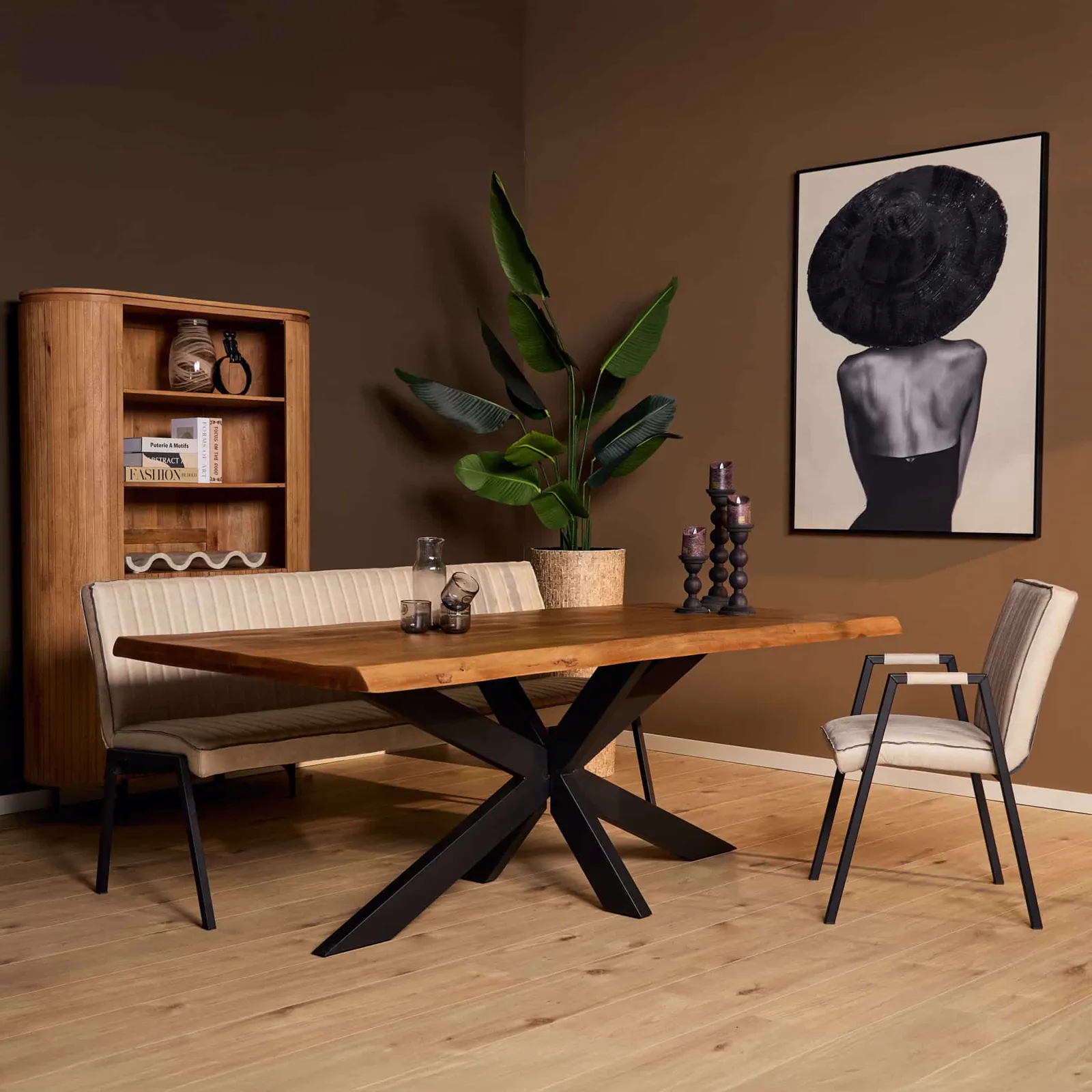 Elegante rechthoekige eettafel van massief hout met zwart metalen onderstel in een moderne woonkamer bij Mokana Meubelen