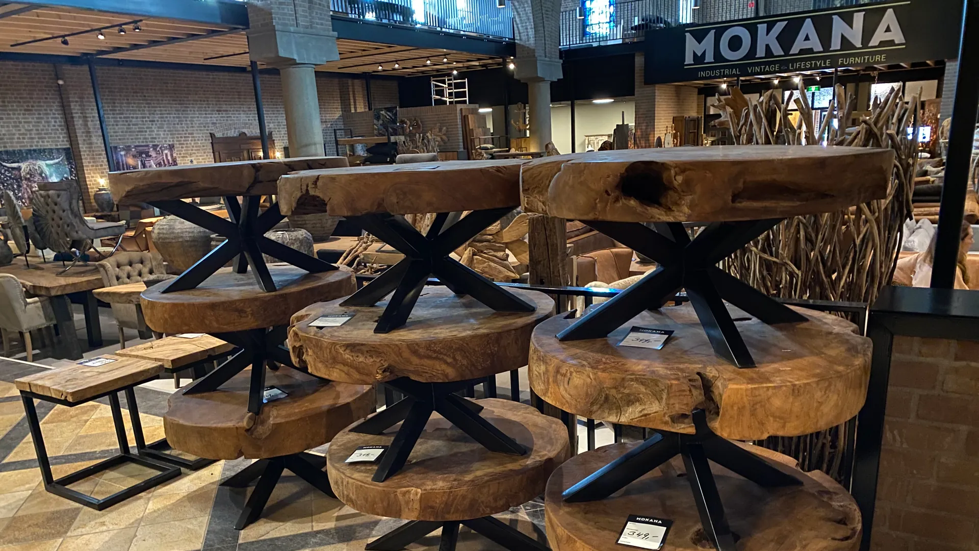Mokana meubelkerk in Enschede met unieke massief houten tafels en het Mokana-logo