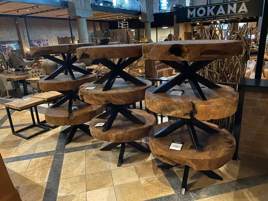 Unieke massief houten tafels in de meubelkerk van Mokana in Enschede