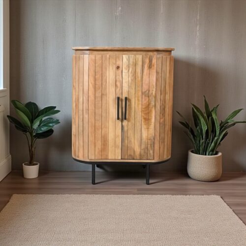 Rookhouten meubelkast met zwart metalen poten, modern en op maat gemaakt, perfect voor in de woonkamer of hal. Lokale ambachtelijke meubelmakerij met hoogwaardige afwerking.