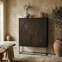 Moderne zwarte opbergkast met gedetailleerd houten patroon, perfect voor een stijlvolle en functionele woonkamer of slaapkamer.