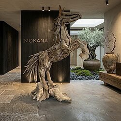 Unieke houten paard sculptuur van teak, perfect voor interieurdecoratie.