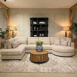 Elegante, op maat gemaakte houten bank met zachte, beige bekleding en een ronde hoek, ideaal voor woonkamers, van Mokana Meubelen.