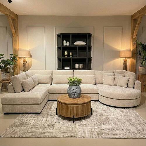 Elegante, op maat gemaakte houten bank met zachte, beige bekleding en een ronde hoek, ideaal voor woonkamers, van Mokana Meubelen.