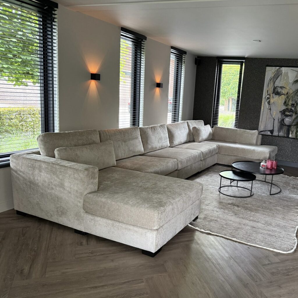 Sfeervolle lounge en diepe hoekbank Moskou met voorzetkussens in U vorm en optimaal zitcomfort.