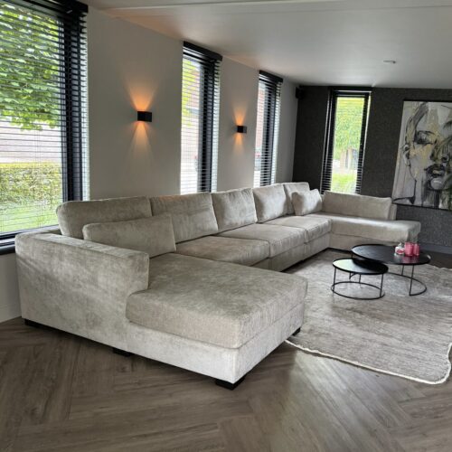 Sfeervolle lounge en diepe hoekbank Moskou met voorzetkussens in U vorm en optimaal zitcomfort.