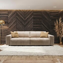 Elegante witte stoffen bank met comfortabele zitkussens, in een sfeervolle woonkamer met een houtenvlakte wand en rustieke decoratie. Perfect voor modern en Scandinavisch interieur.