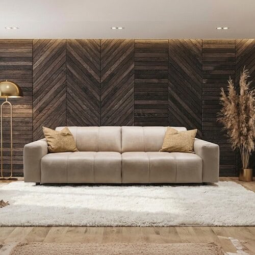 Elegante witte stoffen bank met comfortabele zitkussens, in een sfeervolle woonkamer met een houtenvlakte wand en rustieke decoratie. Perfect voor modern en Scandinavisch interieur.