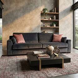 1. Moderne zwarte leren bank met roze sierkussens in een stijlvol woonkamerinterieur.