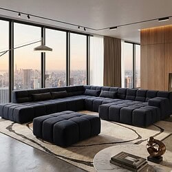 Luxe moderne zithoek met strakke zwarte bank en bijpassende poef, in een high-rise appartement met groot stadszicht en grote ramen, perfect voor een stijlvolle woonkamer.