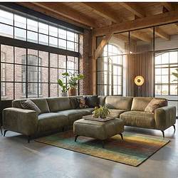 1. Industriële leren hoekbank in een loft met grote ramen, warme houtdetails en vintage sfeer, perfect voor modern wonen met een rauwe, stijlvolle uitstraling.