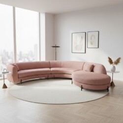 Moderne roze bank in een minimalistisch wooninterieur met grote ramen en abstracte kunst aan de muur.