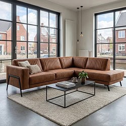 Elegante leren hoekbank in warm bruin, perfect voor moderne woonkamers, met grote ramen en natuurlijke lichtinval, combineert comfort en stijl, verkrijgbaar bij Mokana Meubelen.