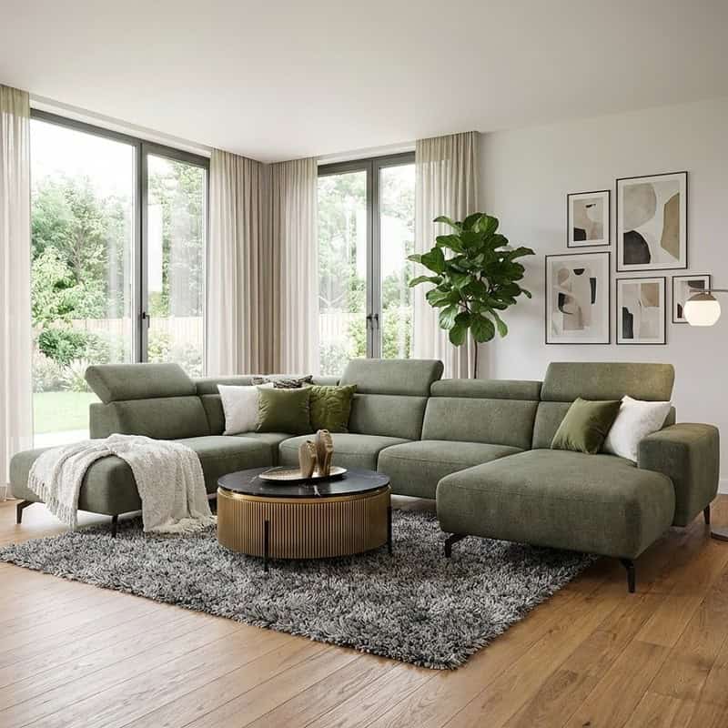 Moderne groene hoekbank in woonkamer met grote ramen, stijlvolle decoratie en planten, perfect voor woninginrichting en comfortabel wonen.