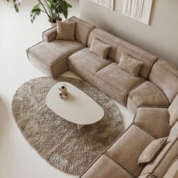 Eettafel en ruime leren hoekbank in modern interieur met planten en decoraties, stijlvolle en comfortabele woonkamerinrichting, perfect voor relaxen en gezelschap.