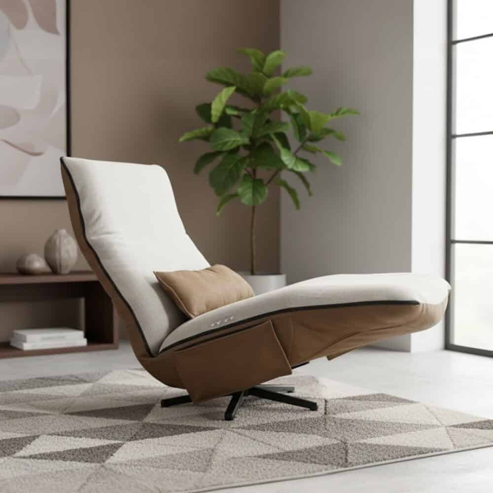 Design leren relaxfauteuil in beige en bruin, modern interieur met grote plant en geometrisch tapijt, perfect voor luxe woonruimte en comfortabele zithoek.