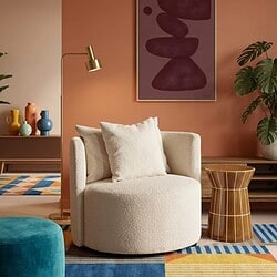 Stijlvolle Mokana meubelen in een moderne woonkamer met warme kleuren en indrukwekkend design.