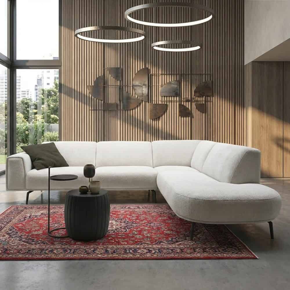 Luxe op maat gemaakte livingruimte met moderne Mokana meubelen, elegant design en natuurlijke houtaccenten, perfect voor stijlvolle interieurs.