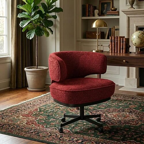 Elegant vintage bureau stoel met rode stof en verstelbare functies, passend bij klassiek interieur en motiveert comfortabel werken en ontspannen.