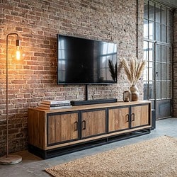 Tv meubel Mick van teakhout verkrijgbaar bij mokana meubelen Hoogwaardige houten tv-meubel met zwart metalen frame, industrieel design, perfect voor moderne en landelijke interieurs.