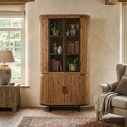 Elegante houten boekenkast met zwarte metalen details en glazen deuren, perfect voor een landelijke of vintage woonstijl.