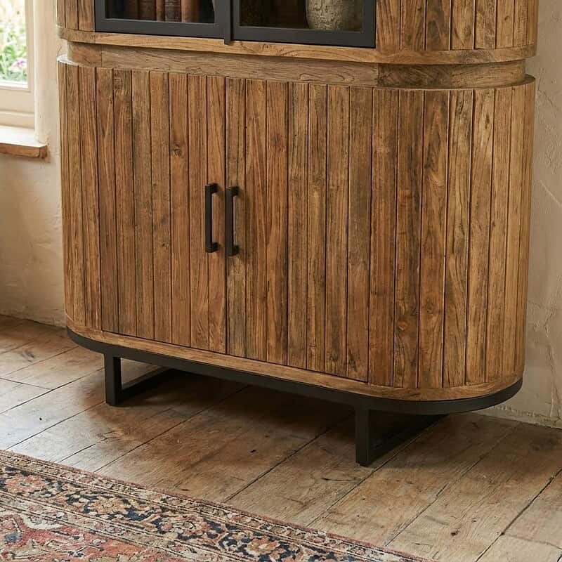 Een rustieke houten kast van Mokana Meubelen met een warme, natuurlijke afwerking en modern zwart metalen handgrepen, perfect voor een landelijke of industriele interieurstijl.