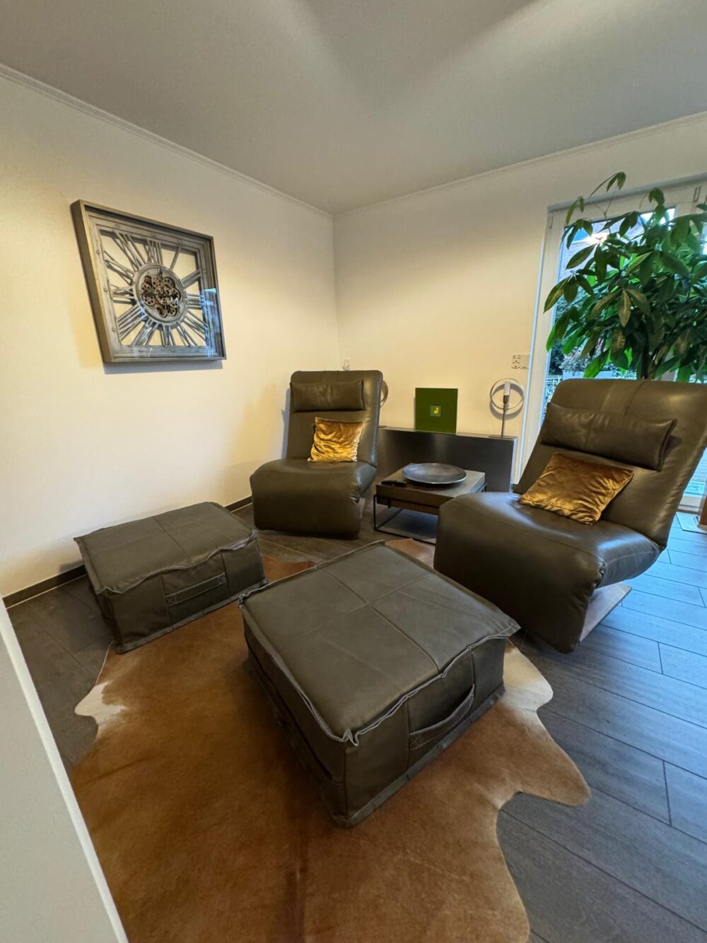 Indi relaxtfauteuil met houten poot in groen oersterk leder. Inclusief hocker geleverd