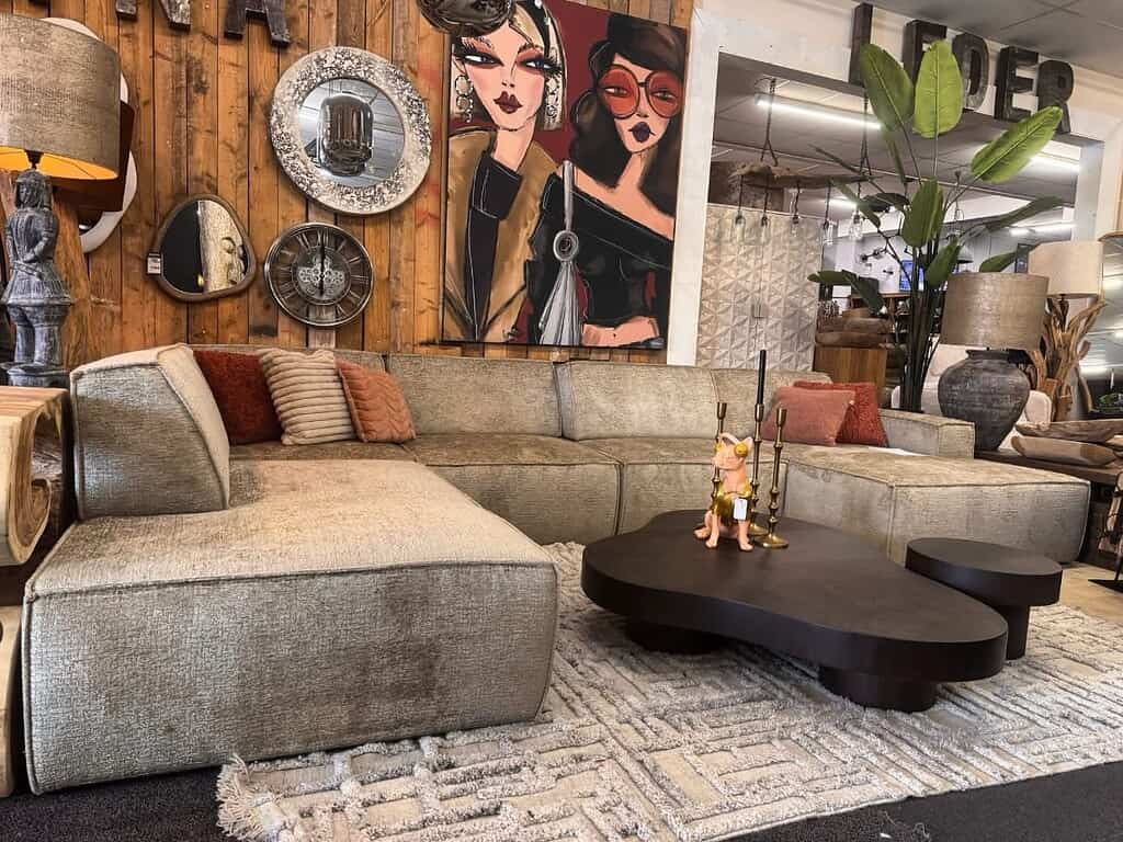 1. Luxe woonkamer met beige stoffen bank, unieke zwarte salontafel en decoratieve accessoires, perfect voor modern interieur.