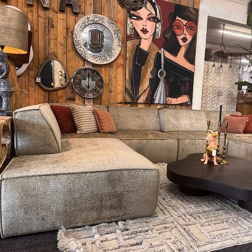 1. Luxe woonkamer met beige stoffen bank, unieke zwarte salontafel en decoratieve accessoires, perfect voor modern interieur.