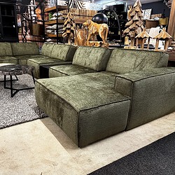 1. Luxe hoekbank in fluweel groen, modern design, comfortabel en stijlvol voor gezellige woonkamer of stoer interieur.