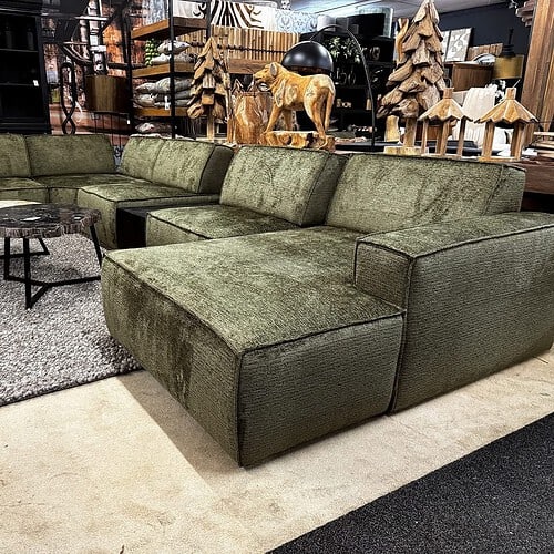 1. Luxe hoekbank in fluweel groen, modern design, comfortabel en stijlvol voor gezellige woonkamer of stoer interieur.