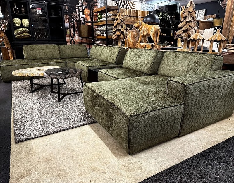 1. Luxe hoekbank in fluweel groen, modern design, comfortabel en stijlvol voor gezellige woonkamer of stoer interieur.