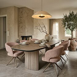 Moderne eettafel Monk met zes zachte roze beklede stoelen en natuurlijke houten afwerking, perfect voor een stijlvolle eetkamer.