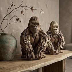 Zwei detailreiche Gorilla-Figuren aus Holz auf einem Holztisch – dekorativ und kunstvoll, perfekt für einen natürlichen Einrichtungsstil.
