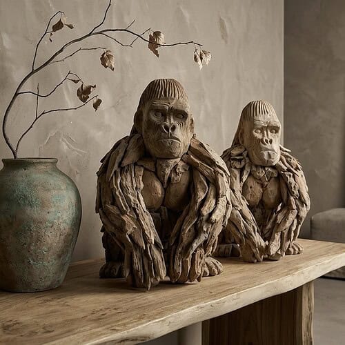 Twee gedetailleerde houten gorilla beelden op een houten tafel, decoratief en kunstzinnig, perfect voor een natuurlijke interieurstijl.