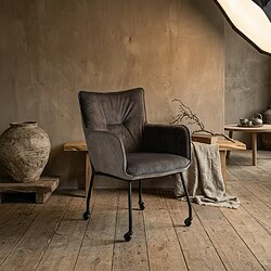 Moderne eetkamerstoel Freya HE met zachte bekleding en zwart metalen poten, perfect voor een stijlvolle eetkamer of zithoek.