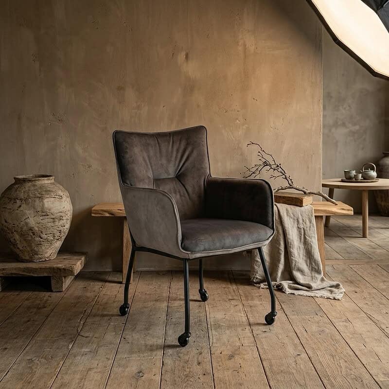 Moderne eetkamerstoel Freya HE met zachte bekleding en zwart metalen poten, perfect voor een stijlvolle eetkamer of zithoek.