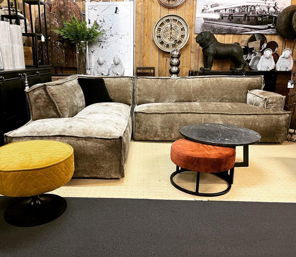 Hoekbank Platani van Easy Sofa in een zachte ribstof met nonchalante losse uitstraling.