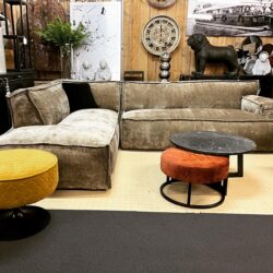 Hoekbank Platani van Easy Sofa in een zachte ribstof met nonchalante losse uitstraling.