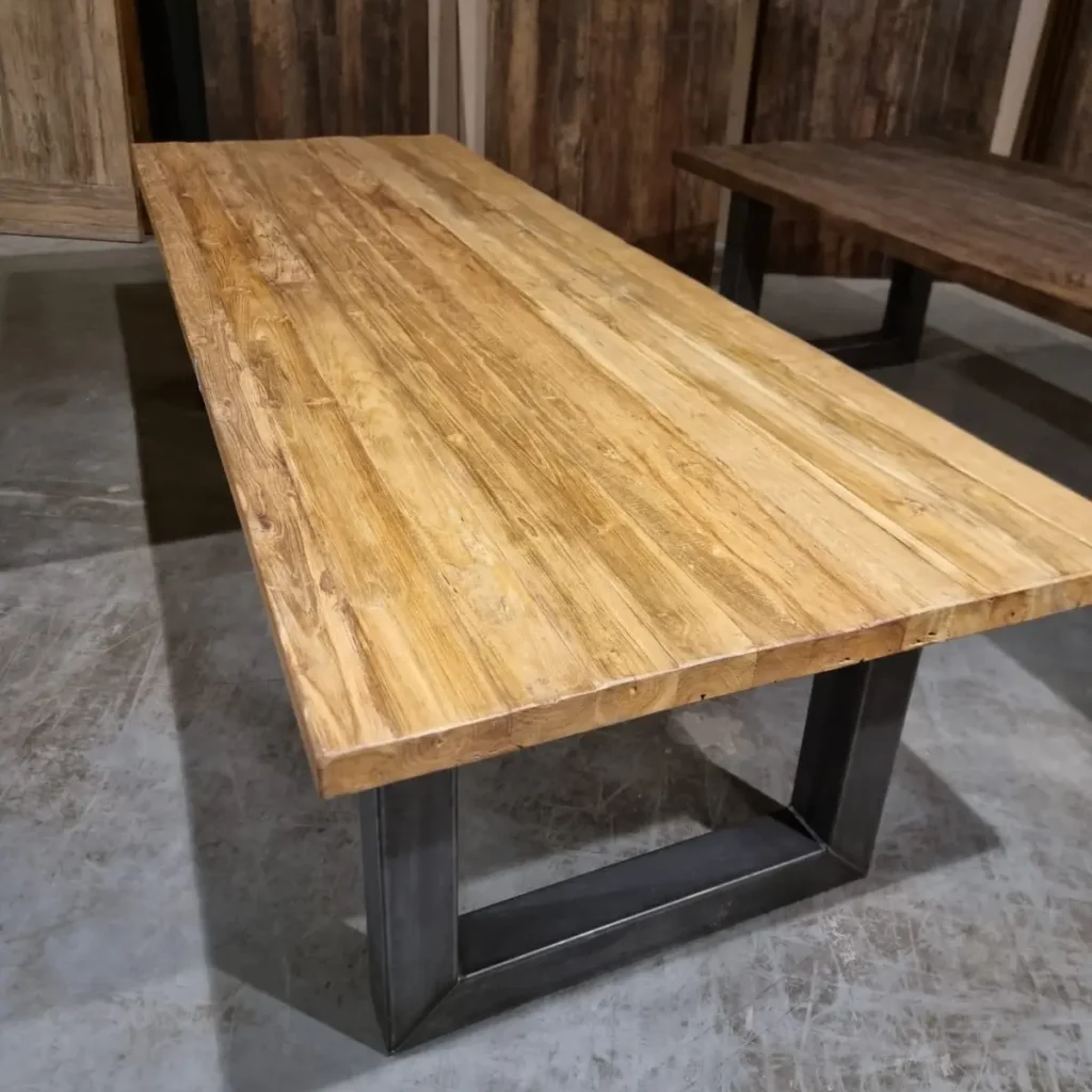 Eettafel massief teakhout Donny industriele tafel verkrijgbaar bij Mokana meubelen in Enschede