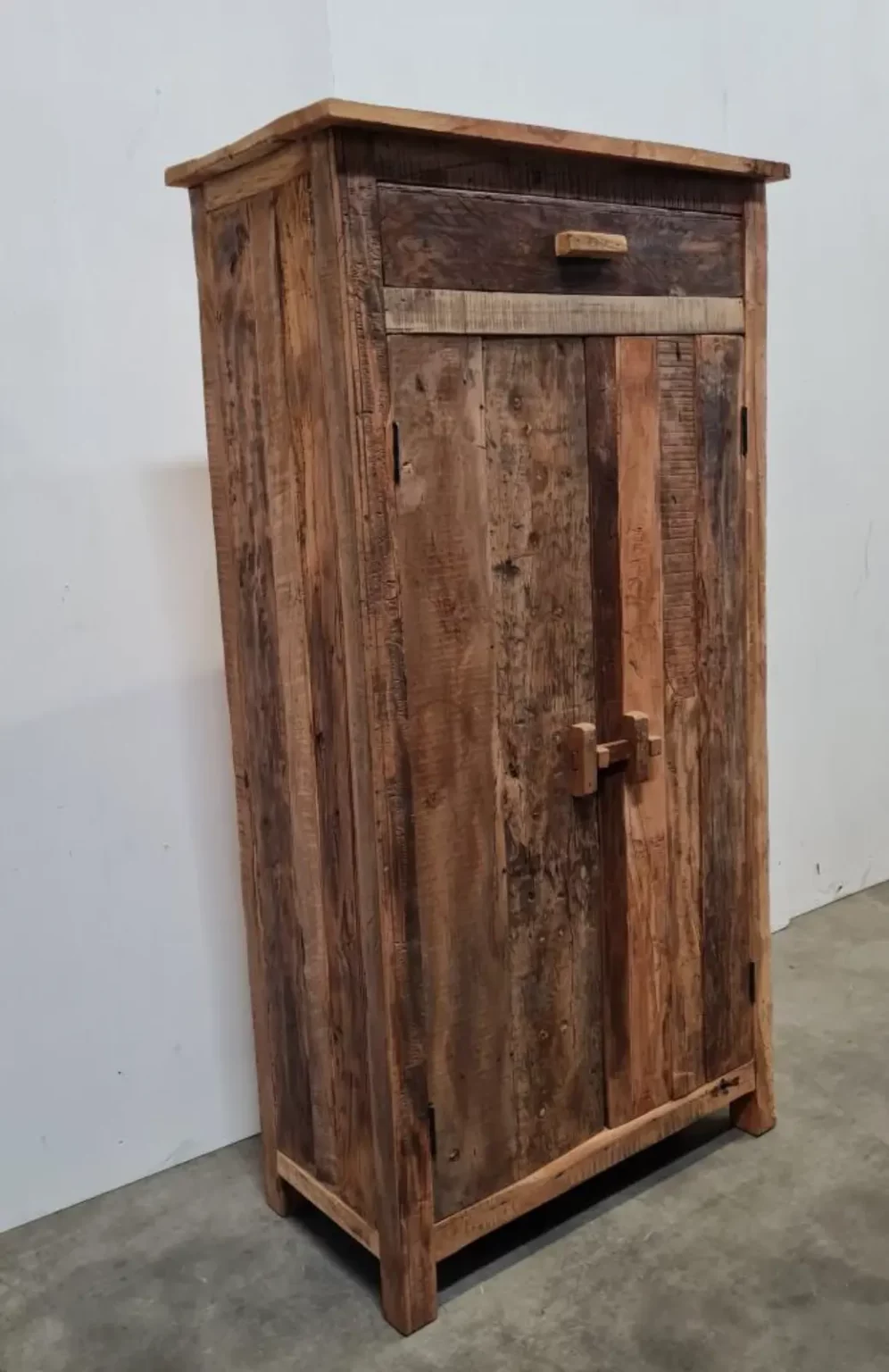 Meidenkast Truckwood