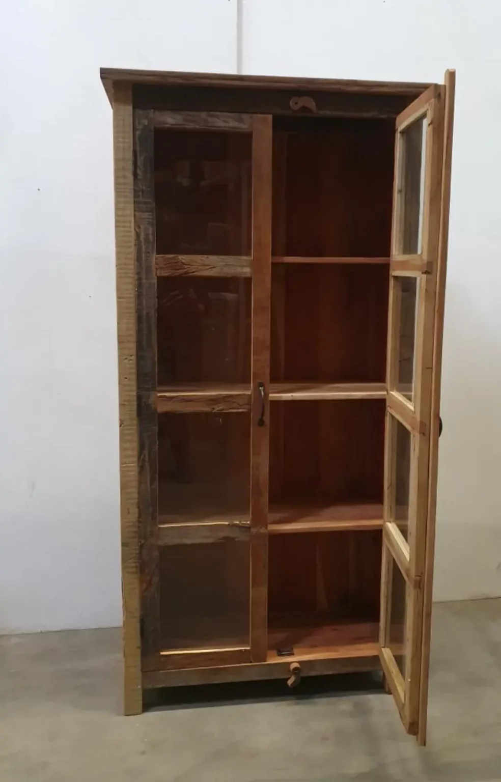 Vitrinekast-Truckwood-Deuren-Mokana-Meubelen-1 Vitrinekast Truckwood 2 deuren