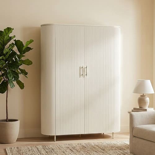 Minimalistische witte vintage kast met geribbelde oppervlaktelijnen en houtaccenten, perfect voor moderne interieuraccenten.