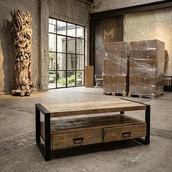 Moderner Couchtisch aus Holz mit 4 Schubladen und einem schwarzen Metallgestell im Industrial-Stil – perfekt für ein stilvolles Wohnzimmer. Aus Massivholz gefertigt, für Langlebigkeit und Eleganz.