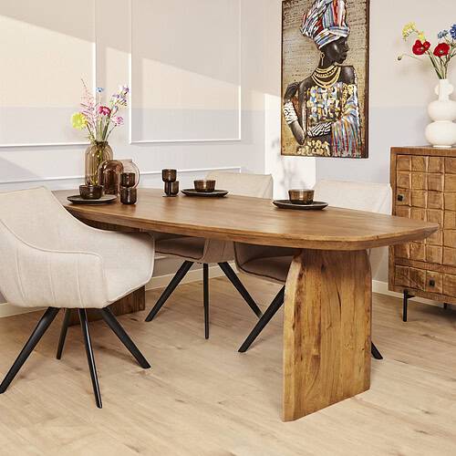 Robuuste natuurlijke eettafel van massief hout met moderne stoelontwerpen, ideaal voor een stijlvolle eetkamer of woonruimte.