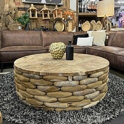 Rustikaler, ländlicher Couchtisch aus natürlich gebeiztem Holz mit runder Form und einer einzigartigen kieselsteinartigen Struktur, perfekt für gemütliche Wohnzimmer und Inneneinrichtungen.